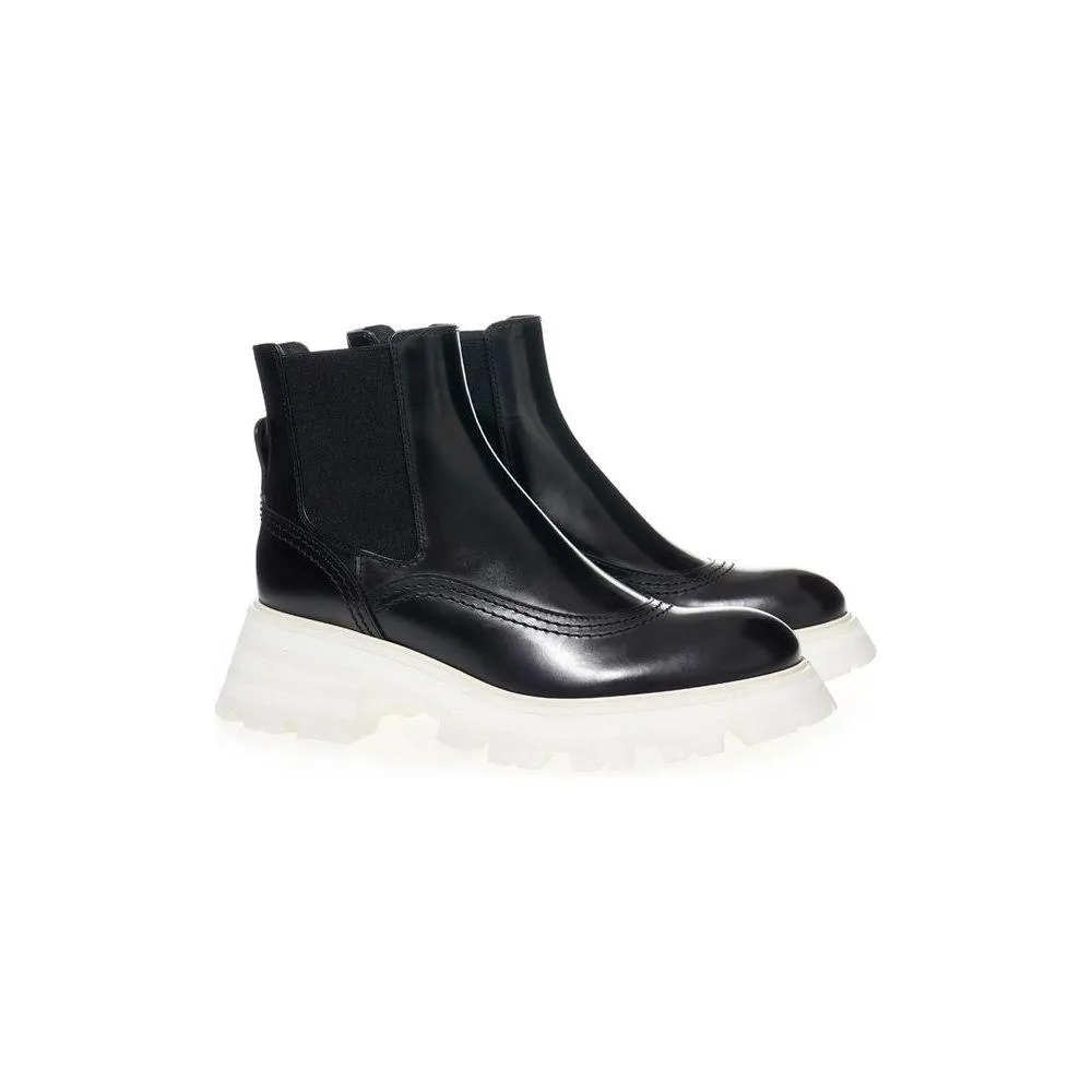 Alexander McQueen Elegant Leather Boots in Timeless Black