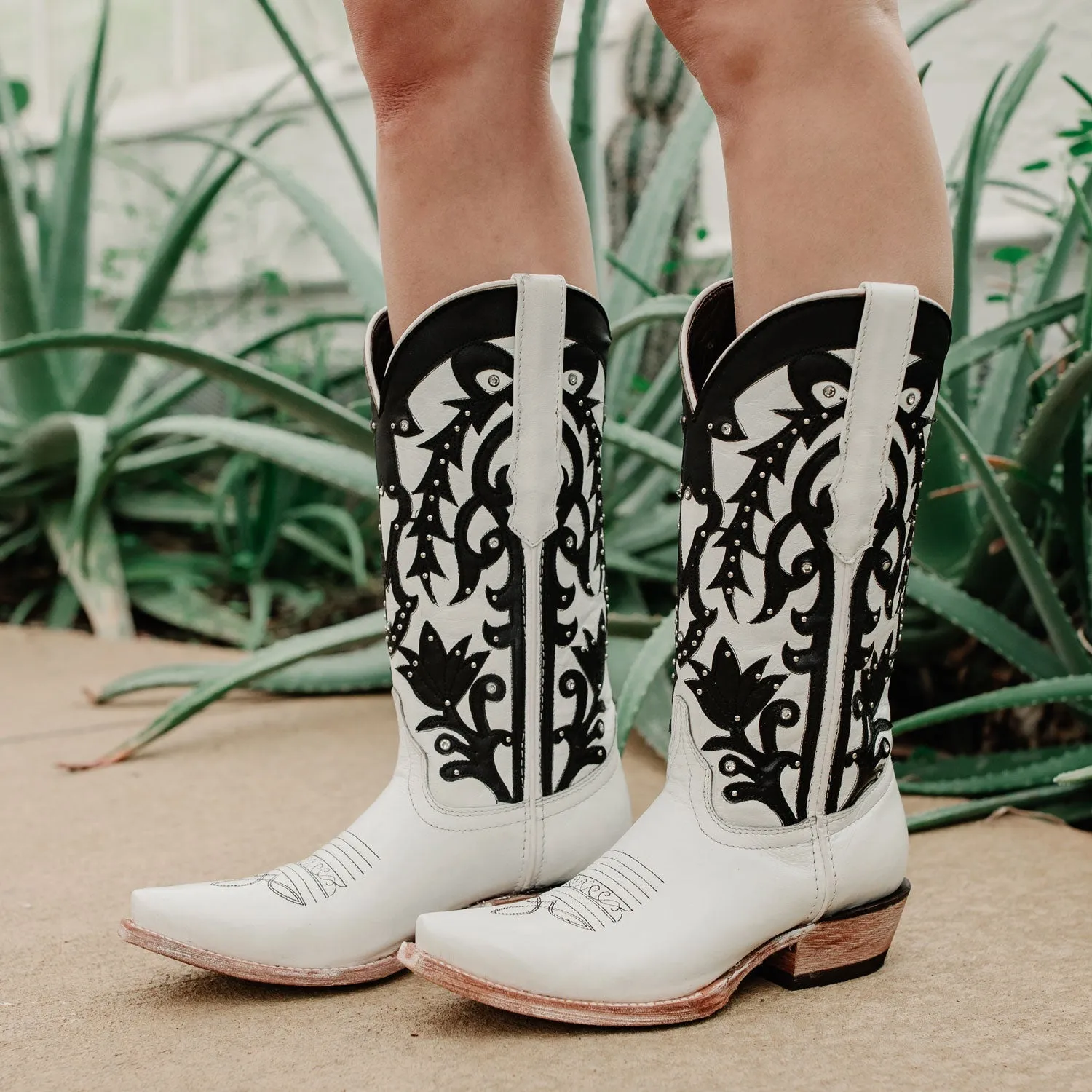 Soto Boots Womens White Studded Snip Toe Cowgirl Boots M50066